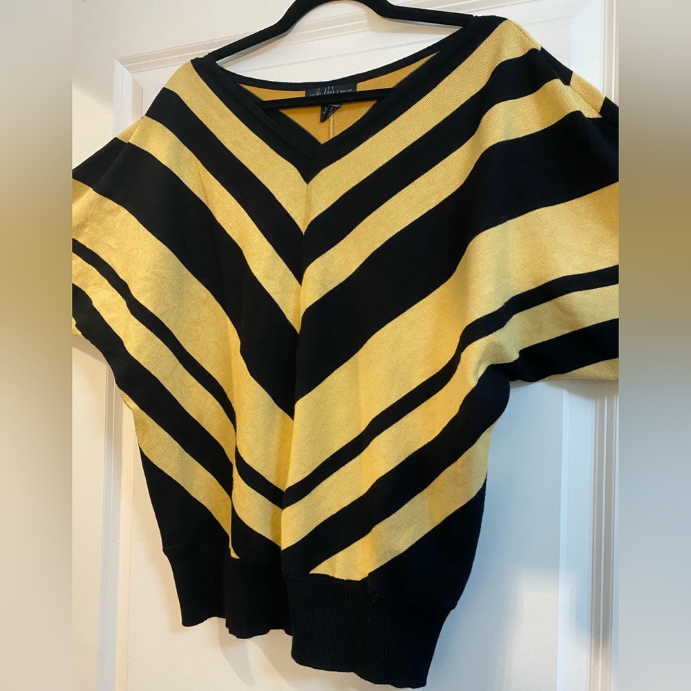 Joan Vass Batwing Sleeve Sweater in Yellow and Black Chevron Print. Size XL